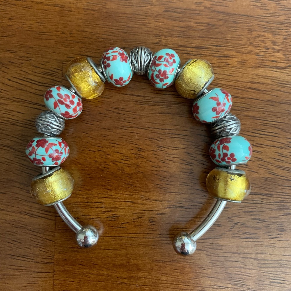Beaded bangle bracelet with glass beads